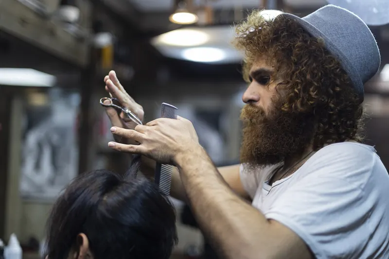 Barbier bei der Arbeit am Bart