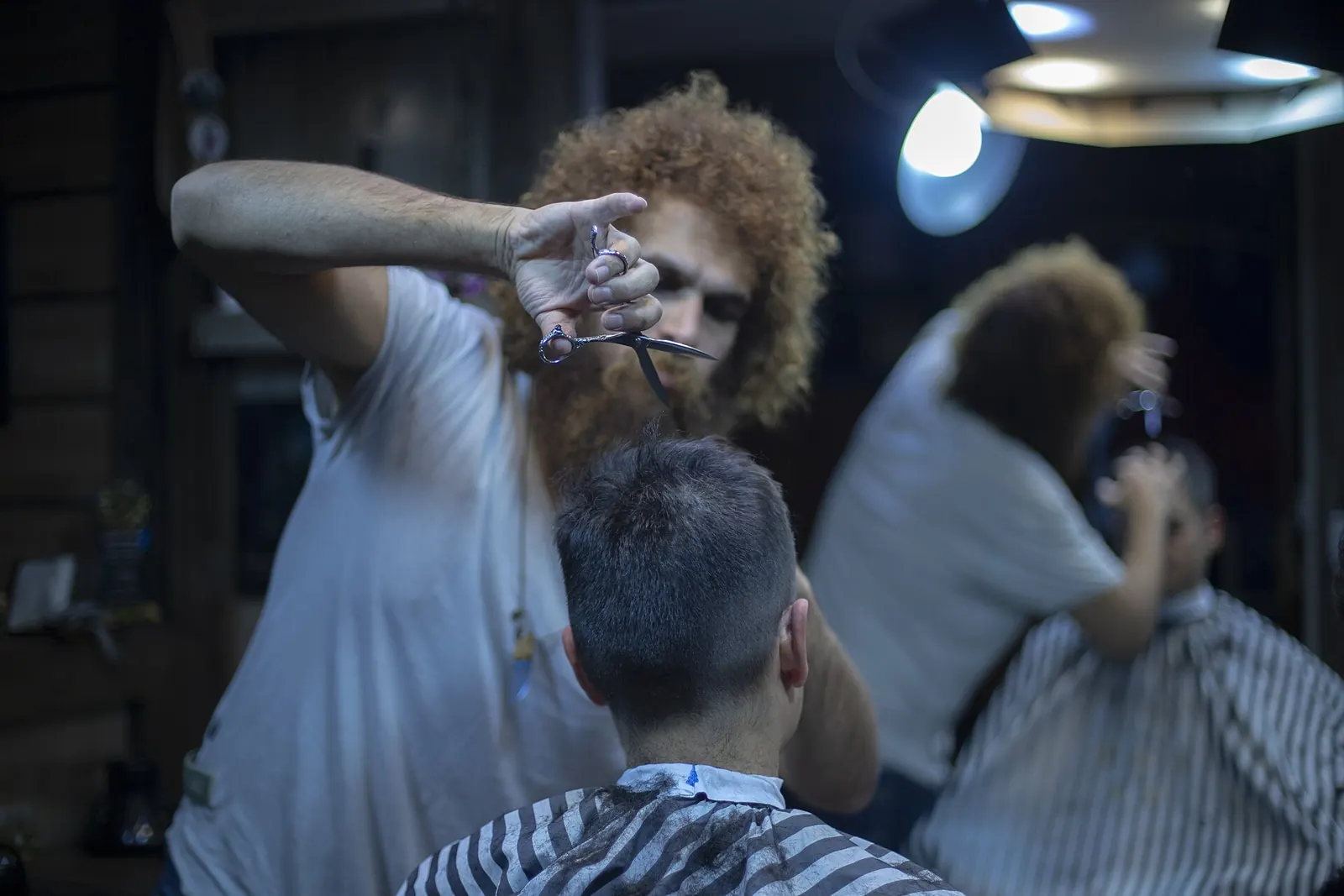 Barbier schneidet einem Kunden die Haare