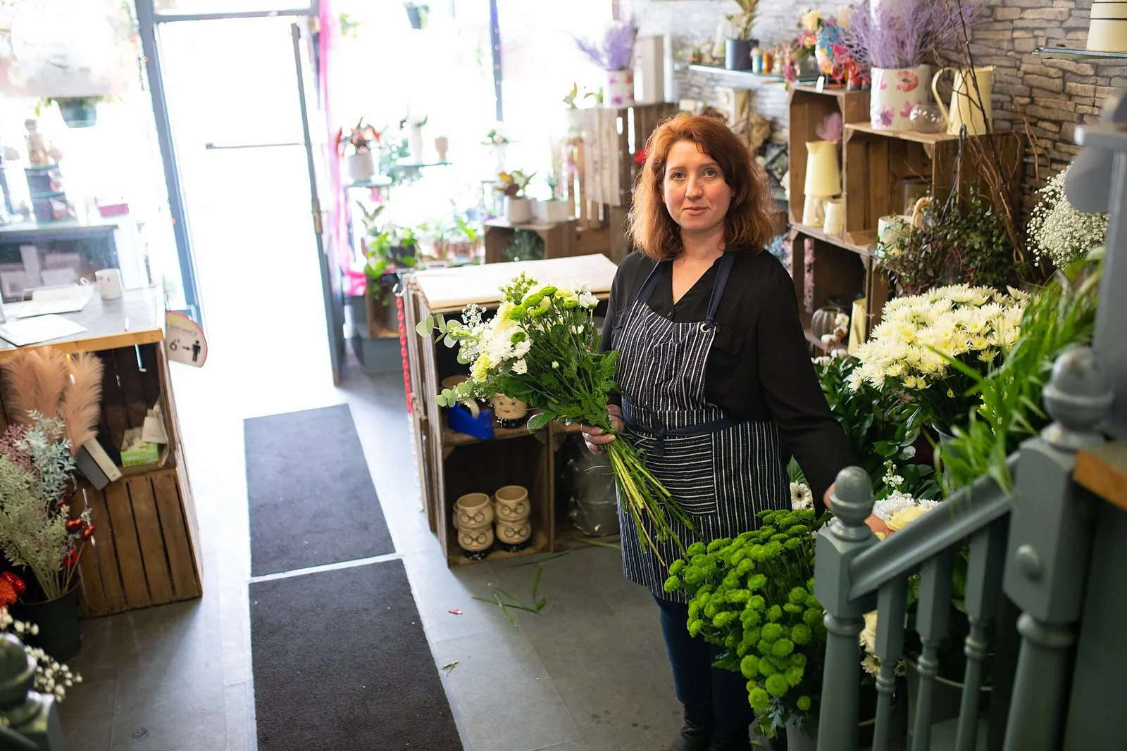 Blick in den Laden mit Blumen und Pflanzen
