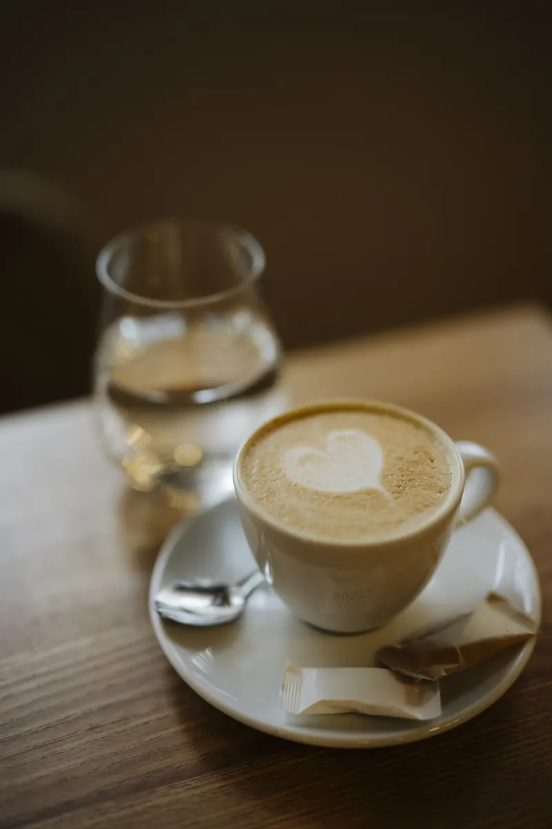 Cappuccino in einer weißen Tasse