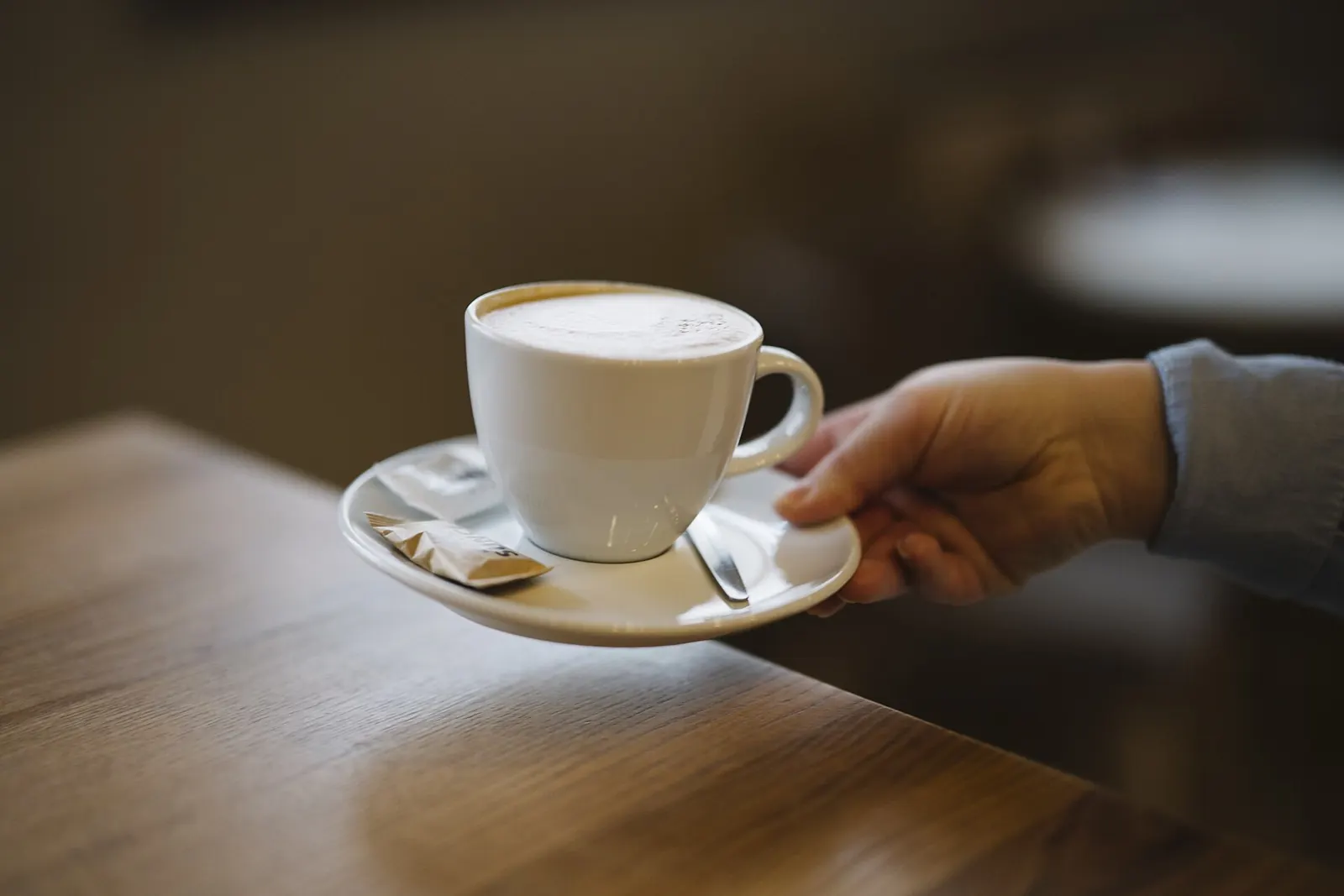 Eine Tasse Kaffee wird an den Tisch gebracht